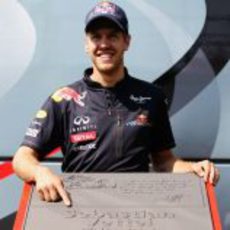 Vettel enseña orgulloso su placa de la 'Avenida de los Campeones' de Montmeló