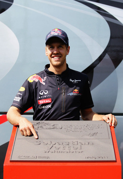 Vettel enseña orgulloso su placa de la 'Avenida de los Campeones' de Montmeló