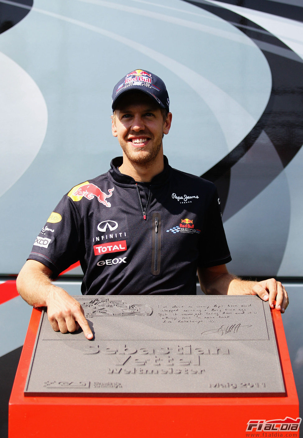 Vettel enseña orgulloso su placa de la 'Avenida de los Campeones' de Montmeló