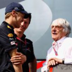 Vettel, Horner y Ecclestone charlan en el 'paddock' del Circuit de Catalunya