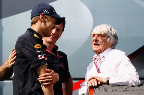 Vettel, Horner y Ecclestone charlan en el 'paddock' del Circuit de Catalunya