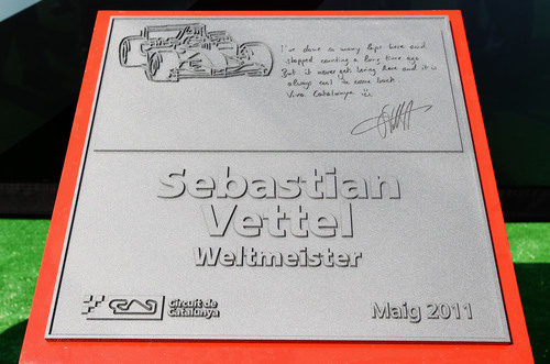 La placa de Sebastian Vettel en la 'Avenida de los Campeones' del Circuit de Catalunya