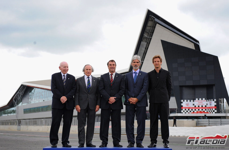 Surtees, Stewart, Mansell, Hill y Button frente al Silverstone 'Wing'