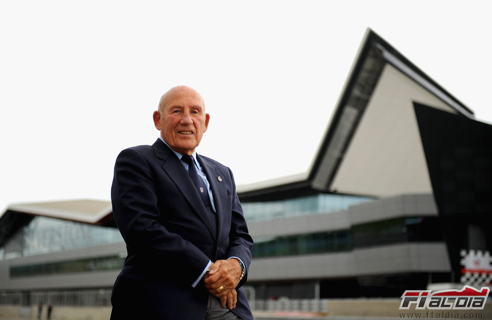 Stirling Moss en la inauguración del Silverstone 'Wing'