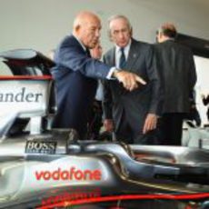 Stirling Moss y Jackie Stewart charlan en la exposición de los últimos monoplazas Campeones