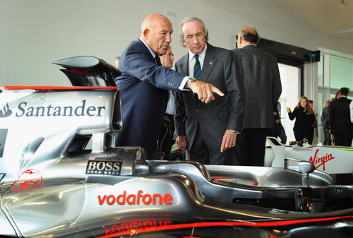 Stirling Moss y Jackie Stewart charlan en la exposición de los últimos monoplazas Campeones