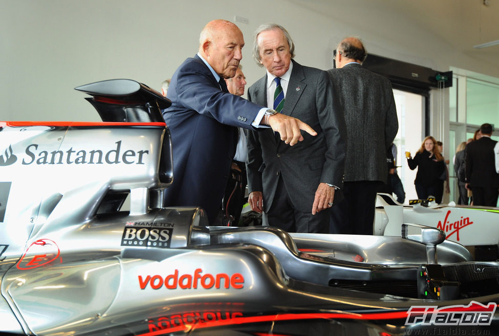 Stirling Moss y Jackie Stewart charlan en la exposición de los últimos monoplazas Campeones