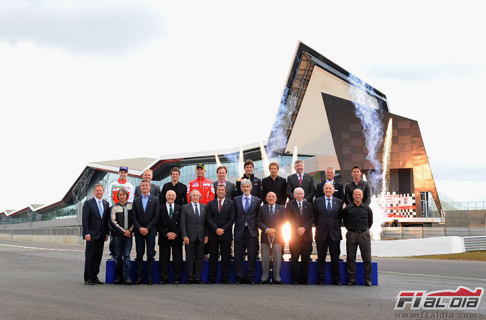 La foto oficial de la inauguración del Silverstone 'Wing'