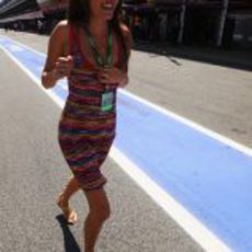 Jessica Michibata en el 'pit-lane' antes de la carrera de España 2011