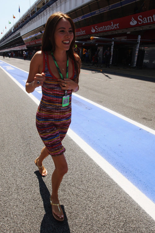 Jessica Michibata en el 'pit-lane' antes de la carrera de España 2011