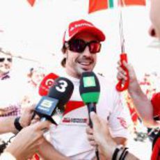 Las televisiones entrevistan a Alonso en el GP de España 2011