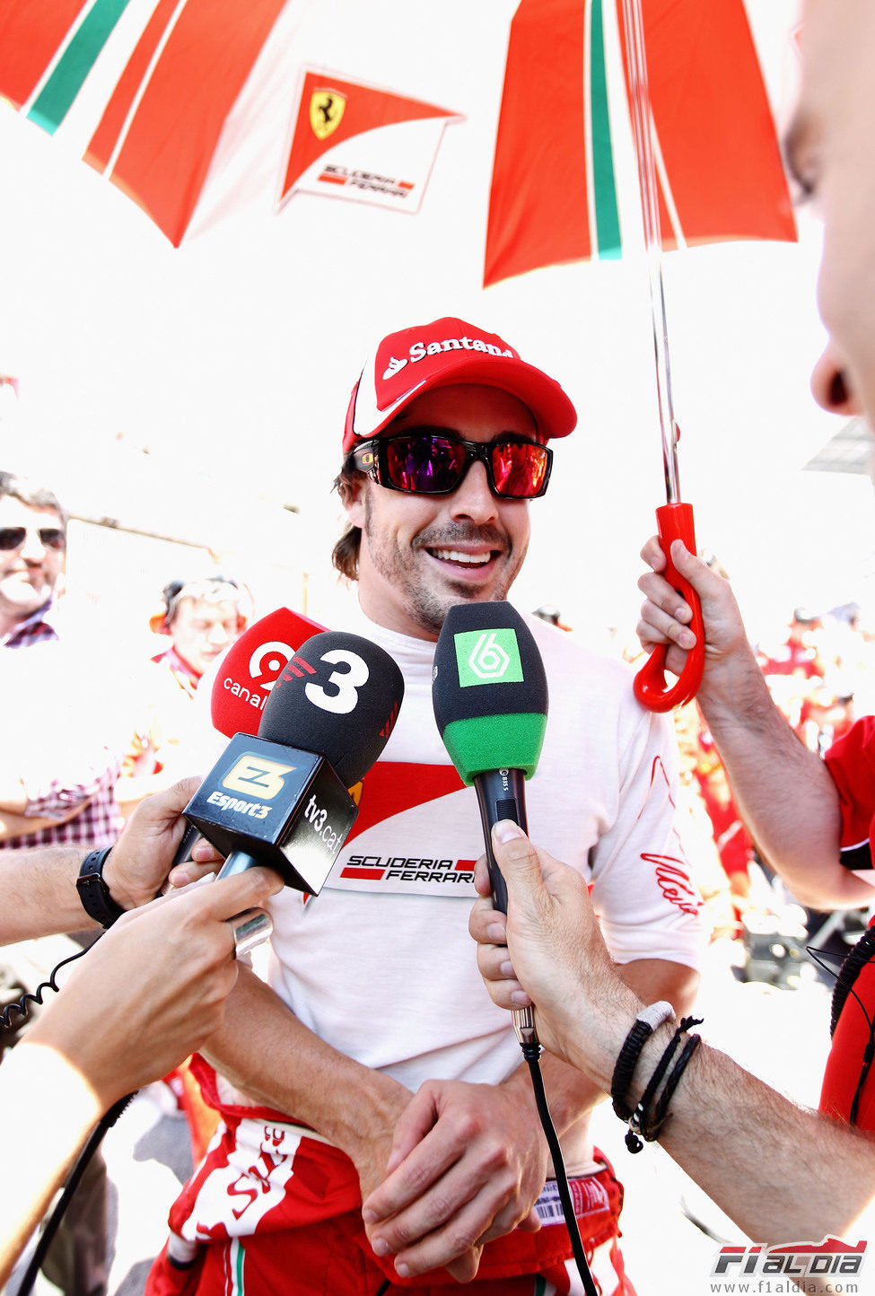 Las televisiones entrevistan a Alonso en el GP de España 2011