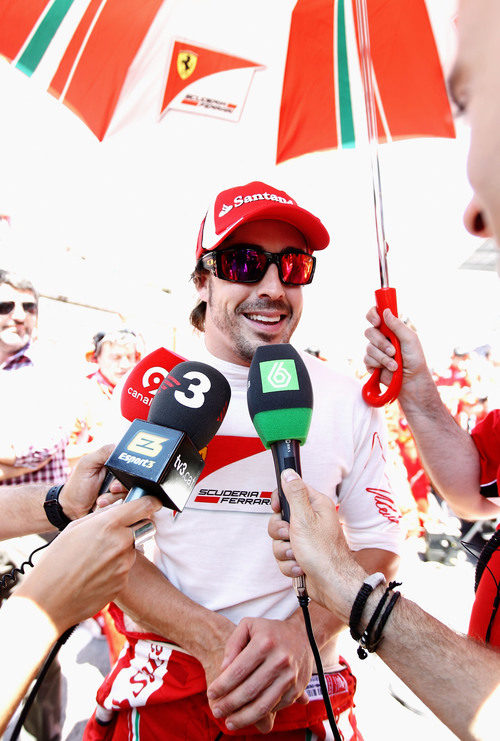 Las televisiones entrevistan a Alonso en el GP de España 2011