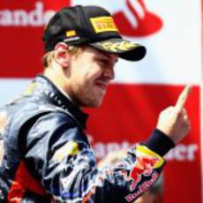 Vettel levanta de nuevo su "dedo de la victoria" en el GP de España 2011