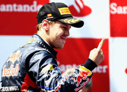 Vettel levanta de nuevo su "dedo de la victoria" en el GP de España 2011