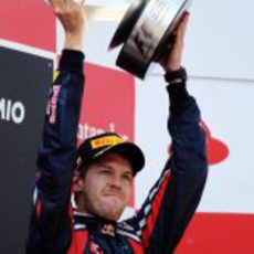 Vettel levanta su trofeo en el GP de España 2011