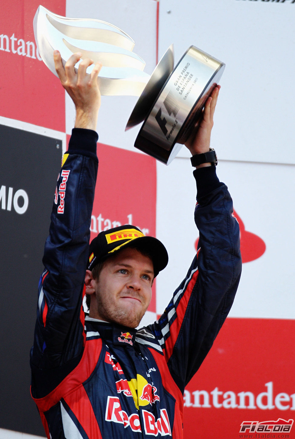Vettel levanta su trofeo en el GP de España 2011