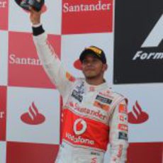 Hamilton levanta su trofeo de segundo clasificado en el GP de España 2011