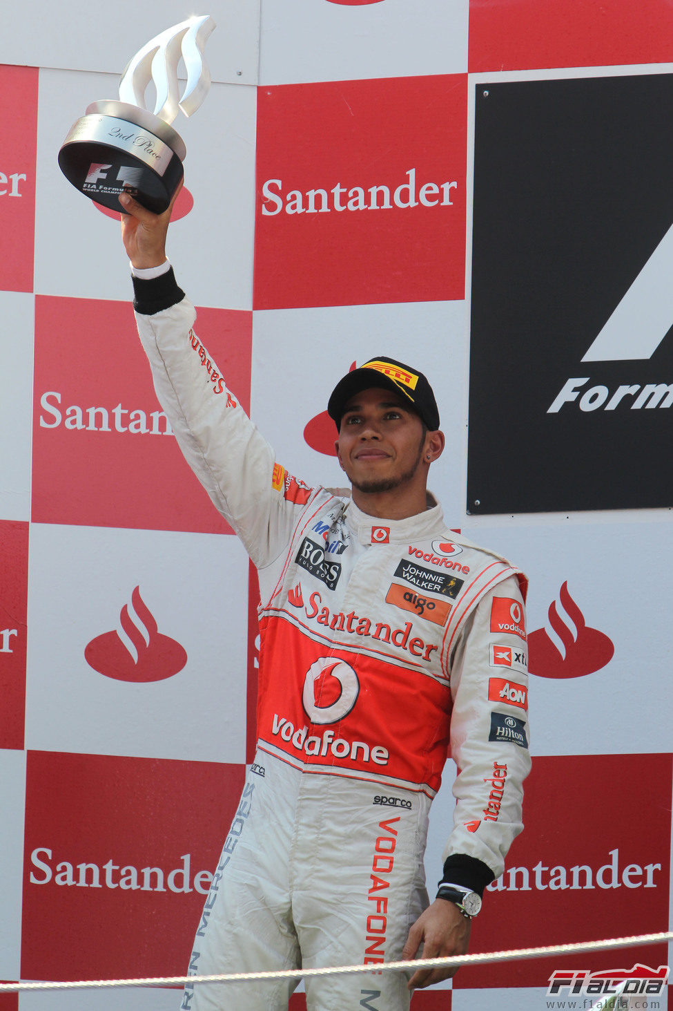Hamilton levanta su trofeo de segundo clasificado en el GP de España 2011