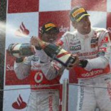 Hamilton y Button se riegan con el champán en el podio del GP de España 2011