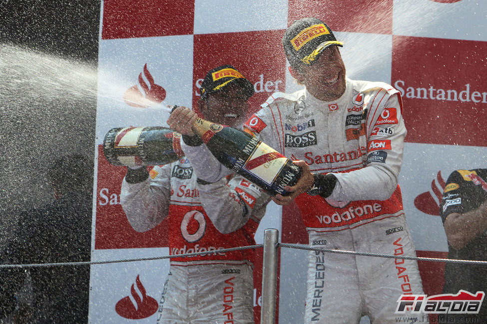 Hamilton y Button se riegan con el champán en el podio del GP de España 2011
