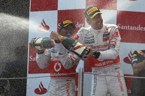 Hamilton y Button se riegan con el champán en el podio del GP de España 2011