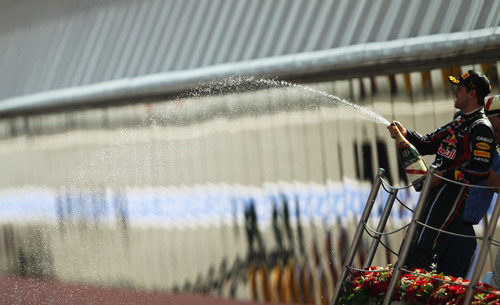 Vettel celebra el triunfo en España descorchando el champán