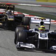 Maldonado perseguido por un Lotus Renault