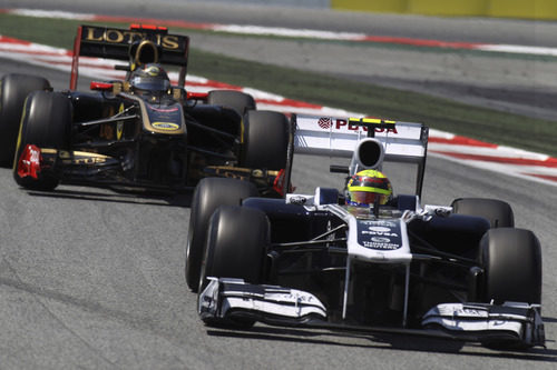 Maldonado perseguido por un Lotus Renault