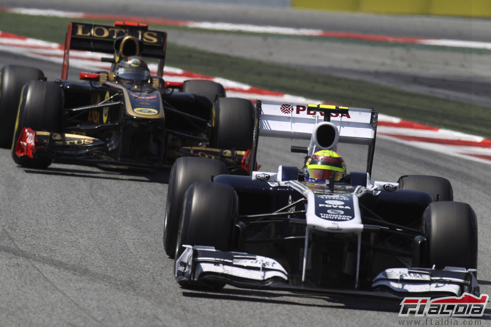 Maldonado perseguido por un Lotus Renault