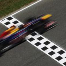 Vettel cruza la línea de meta en el GP de España 2011