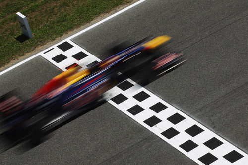 Vettel cruza la línea de meta en el GP de España 2011