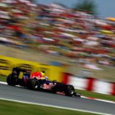 Webber delante del público español en el GP de España 2011