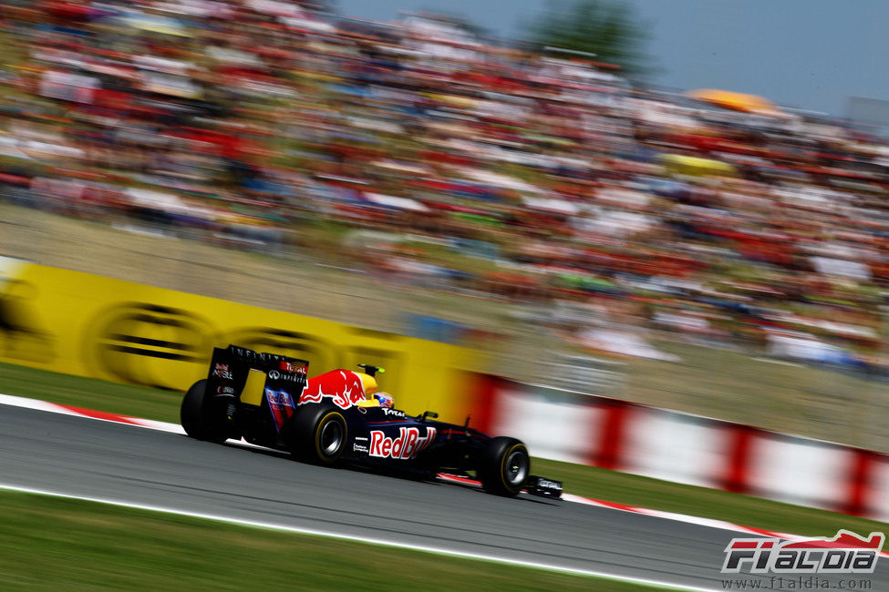 Webber delante del público español en el GP de España 2011