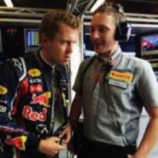Vettel se interesa por los neumáticos en España 2011