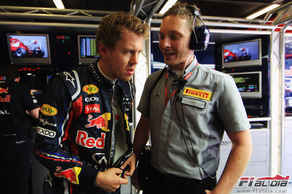 Vettel se interesa por los neumáticos en España 2011