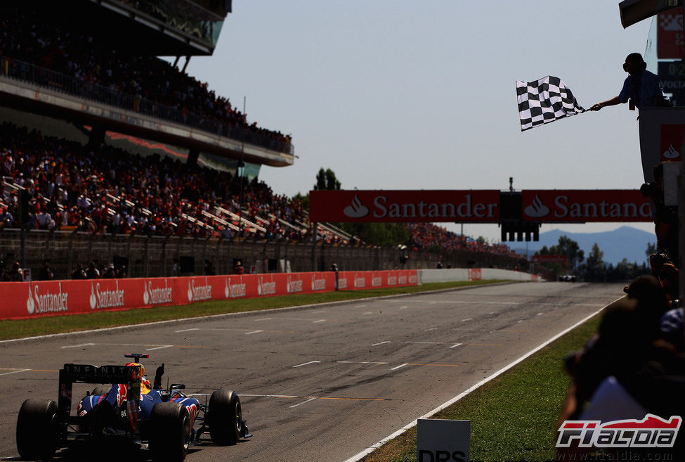 Bandera a cuadros para Vettel en España 2011