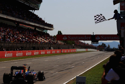 Bandera a cuadros para Vettel en España 2011