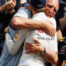 Mateschitz abraza a Vettel tras su victoria en España 2011