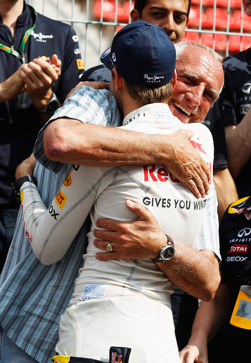 Mateschitz abraza a Vettel tras su victoria en España 2011