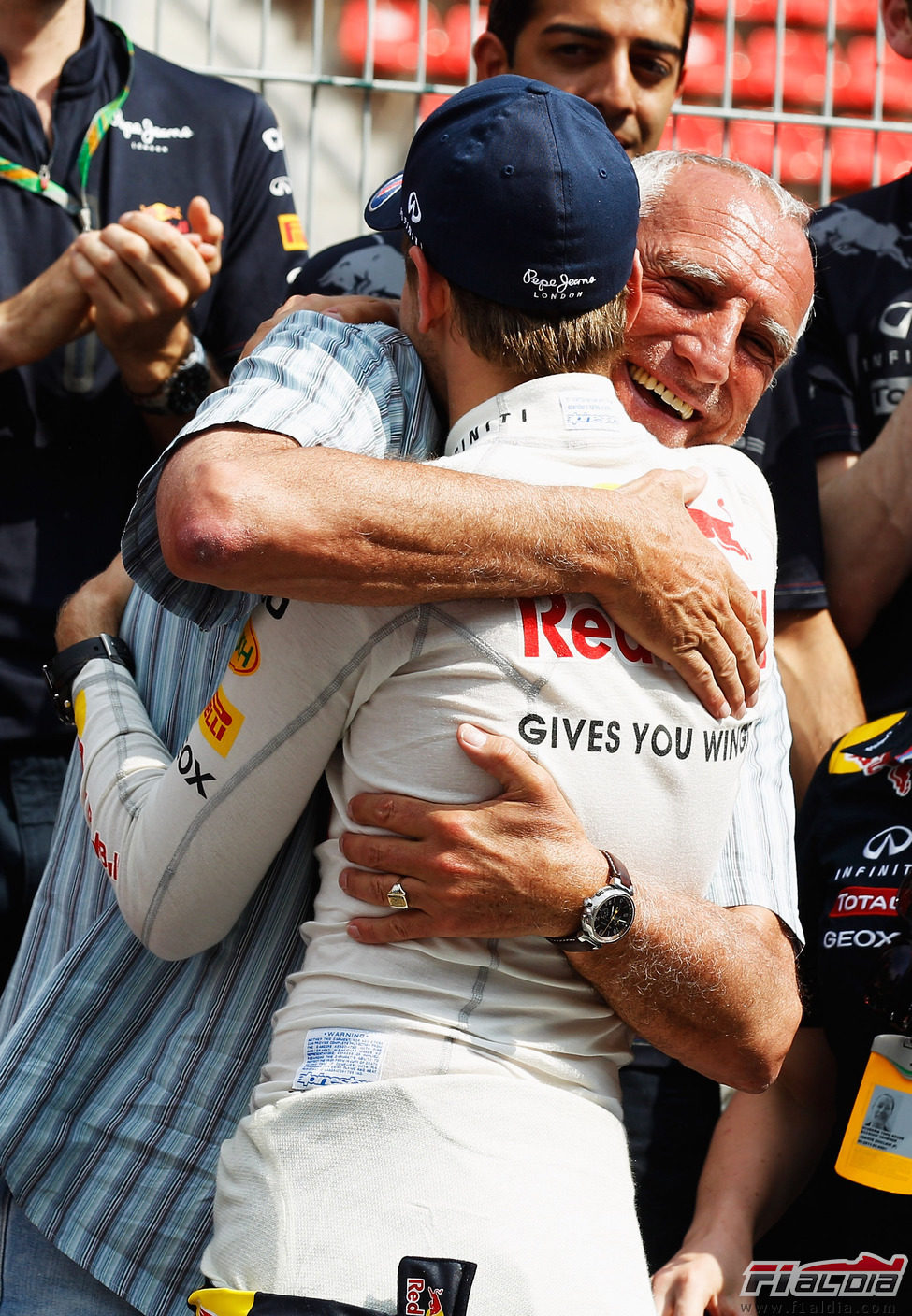 Mateschitz abraza a Vettel tras su victoria en España 2011