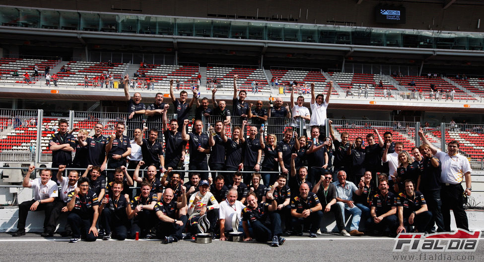 Foto de familia de Red Bull en el GP de España de 2011
