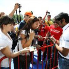 Karthikeyan firma autógrafos en España 2011