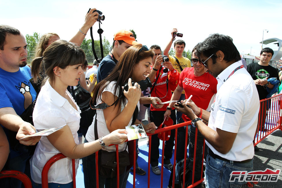 Karthikeyan firma autógrafos en España 2011