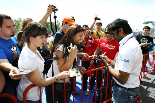 Karthikeyan firma autógrafos en España 2011