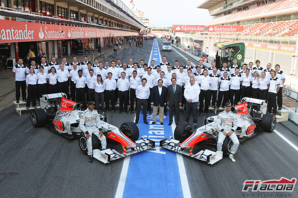 Foto de familia de Hispania Racing en España 2011