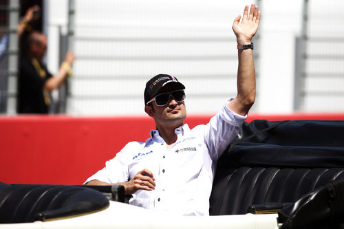 Liuzzi saluda a las gradas en el GP de España 2011