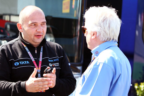 Kolles habla con Whiting en el GP de España 2011