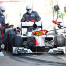 Pit stop de Karthikeyan durante el GP de España 2011