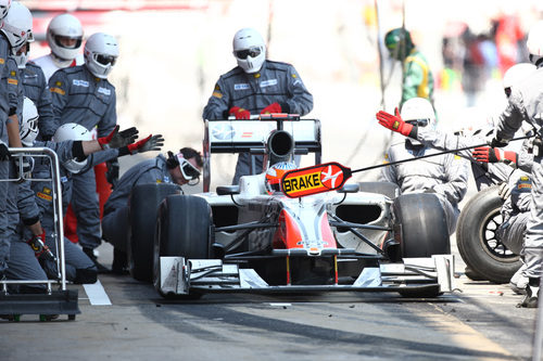 Pit stop de Karthikeyan durante el GP de España 2011